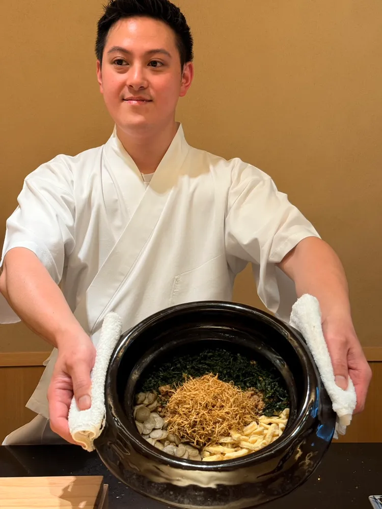 「牛蒡雞鬆釜飯」，選用甜度足、不過黏的日本山形豔姬米，並且添加柴魚高湯、牛蒡湯汁共同熬煮，讓米粒富有牛蒡清香。同時添加油揚、海苔、炸牛蒡絲、牛蒡片，以及取雞小腿。業者提供