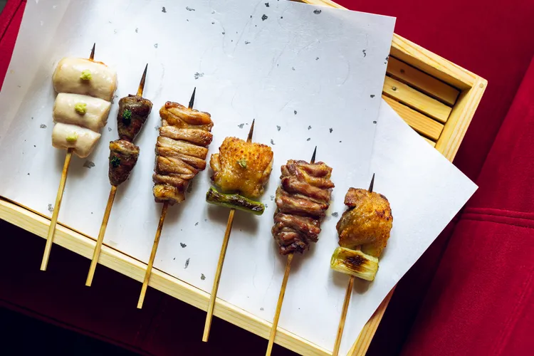 雞里肌、雞心、醬燒雞大腿、雞肩膀、雞頸肉、雞生蠔(左至右)。業者提供