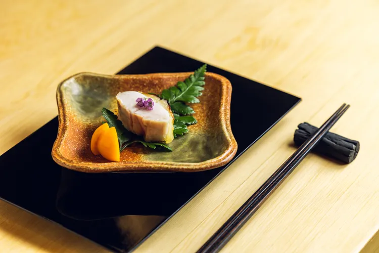 「雞胸西京燒」則是運用魚料理常使用的西京燒手法，取雞胸肉最具彈性的精華部位，先以西京味噌醬醃漬6小時入味後再以炭火燒烤。不僅肉質軟彈多汁，還能享受皮下油脂吸收味噌。業者提供