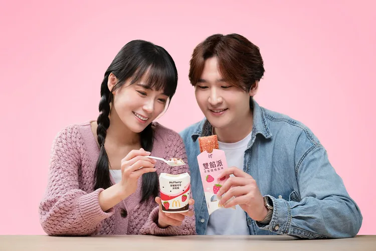麥當勞草莓季今（12日）正式開賣，推出的季節限定冰品「草莓脆可可冰炫風」及「草莓優格雙餡派」等。麥當勞提供