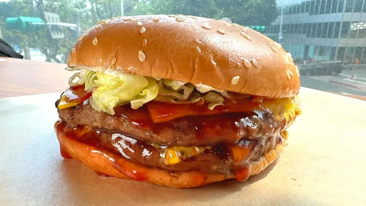 「草莓重磅雙牛堡」。漢堡王提供