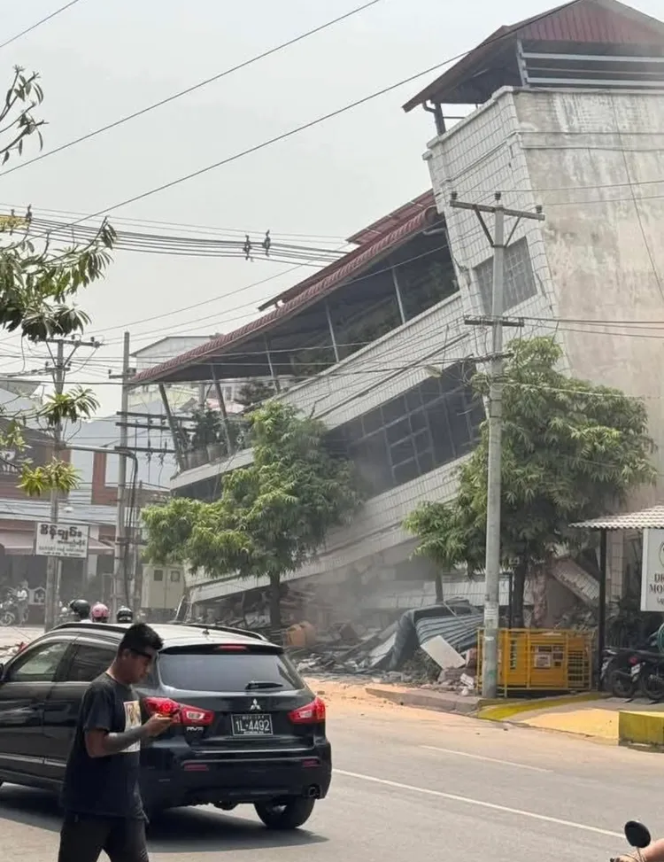 強震造成建築物傾斜。擷取自X帳號Weather Monitor