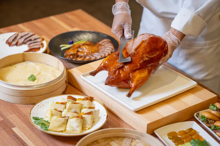 主廚現場片鴨，外皮酥脆、肉質鮮嫩，搭配手工薄餅與多種經典吃法，呈現六種風味的豐富饗宴。業者提供