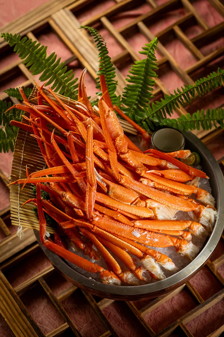 桂冠自助餐廳晚餐無限供應極鮮松葉蟹腳，鮮甜彈嫩的松葉蟹腳，冰鎮保鮮，鎖住豐富海味精華。業者提供