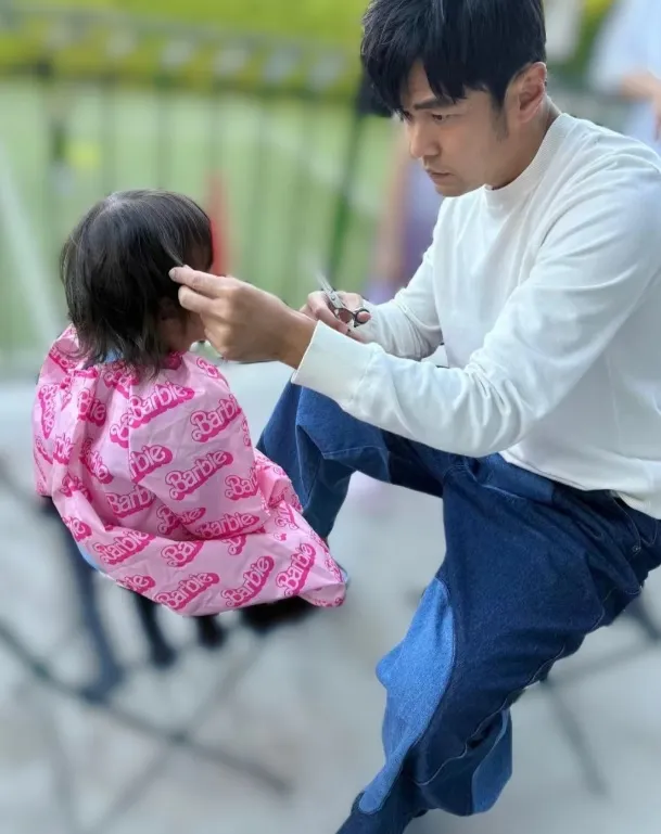 周杰倫幫女兒剪頭髮，每一次下刀都很小心。翻攝昆凌小紅書