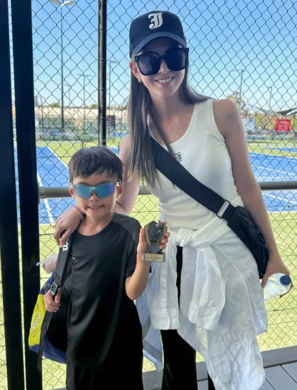 昆凌讓兒子秀出網球冠軍獎盃。翻攝昆凌小紅書