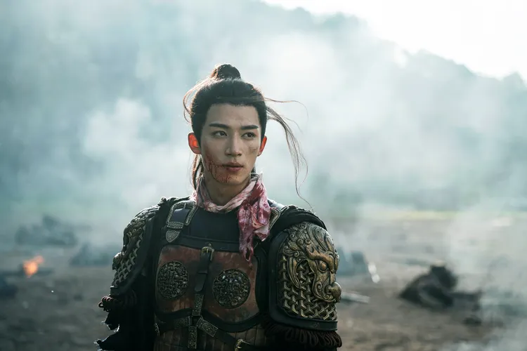 王星越拍武打戲。中視提供