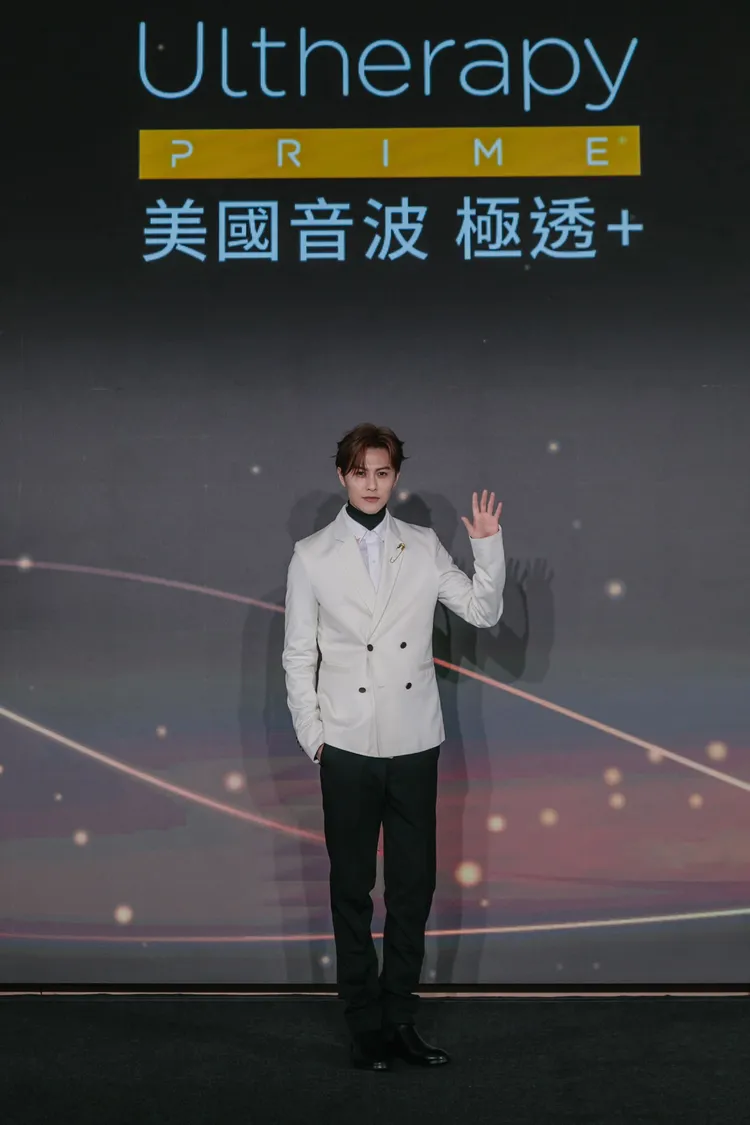 王子從小就是臉皮比較薄，容易害羞。在施打美國音波 極透+過程中，可以透過即時超音波影像看到自己的皮膚分層，讓王子的第一次施打也能對音波保養療程更有信心