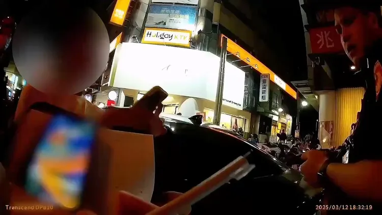 違停男駕駛不滿被開單，持手機拍攝警員執法。民眾提供