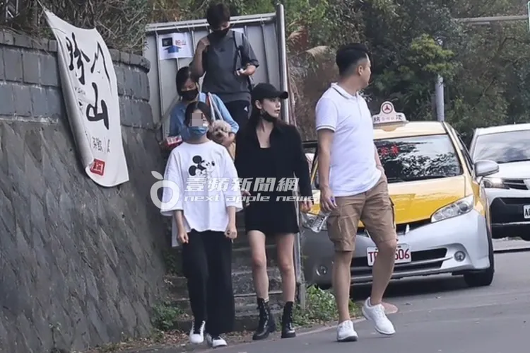 一行人結束咖啡廳的行程後，準備離開。特勤中心攝