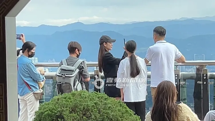 接著馬筱梅繼續拿著手機拍攝風景和汪小菲帥氣側顏。特勤中心攝