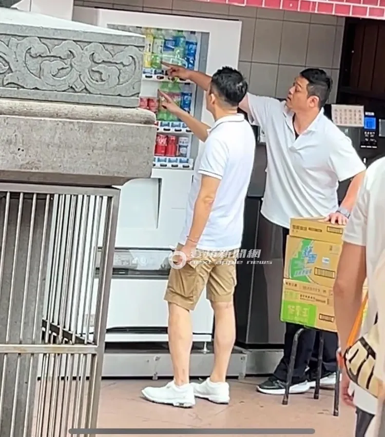 汪小菲（左）口渴了，想用自動販賣機買水喝，但竟然不知如何操作，最後路人上前幫忙才化解尷尬。特勤中心攝