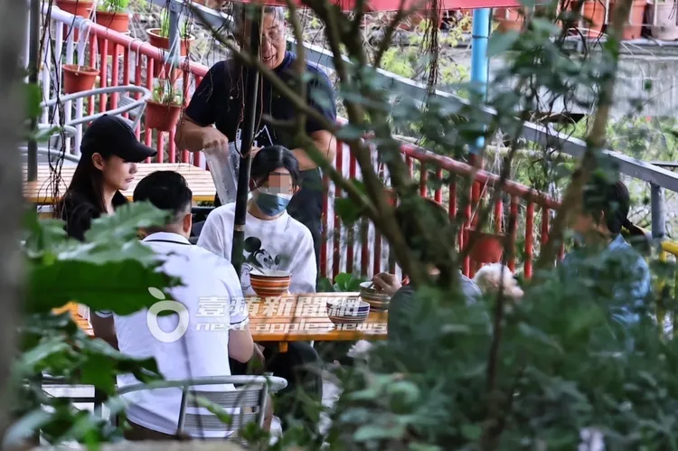 期間，咖啡廳老闆前來招呼，馬筱梅（左）與汪希玥坐的相當近，不時照顧她。特勤中心攝