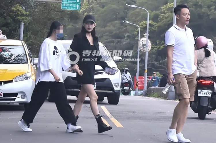 汪小菲（右）領頭帶大夥走向停車場準備上車。特勤中心攝