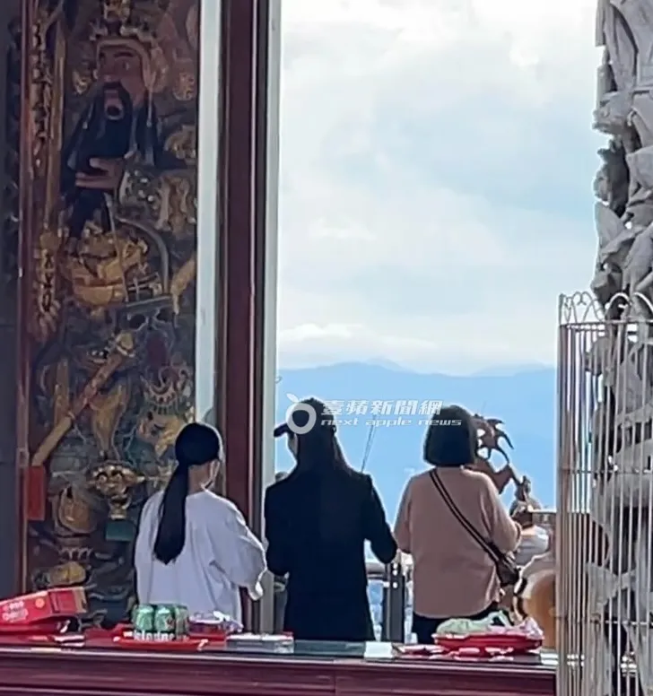 馬筱梅（中）教導著汪希玥要如何拜拜、祈福。特勤中心攝