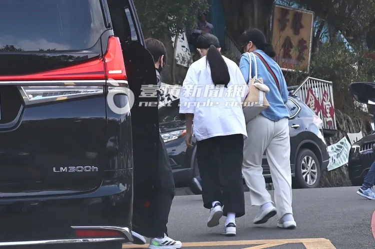 大S、汪小菲的女兒汪希玥（中）在2位保母陪同下車，往碧山巖走去。特勤中心攝