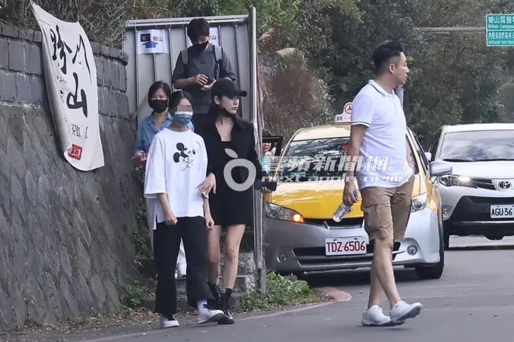 過馬路前，馬筱梅（中）出手護著汪希玥，讓她慢著點過馬路。特勤中心攝