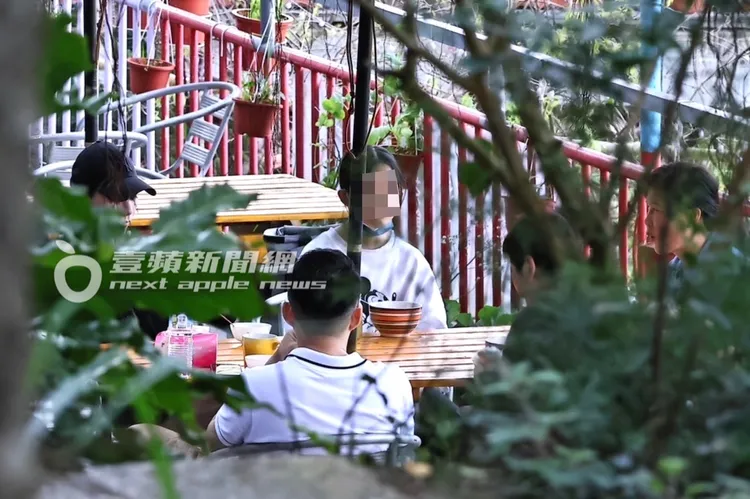 一行人找了戶外的座位區用餐，汪希玥則是點了紅豆豆花享用。特勤中心攝