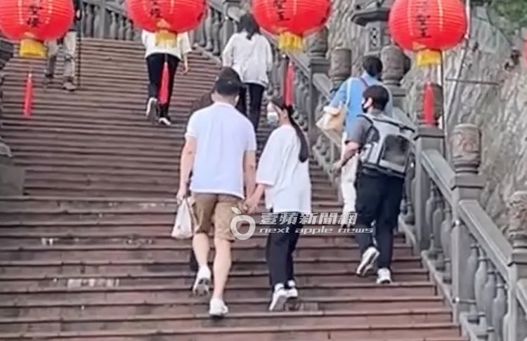 汪希玥與保母走在碧山巖的階梯時，汪小菲與妻子馬筱梅出現會合，汪小菲立即牽著汪希玥爬樓梯。特勤中心攝