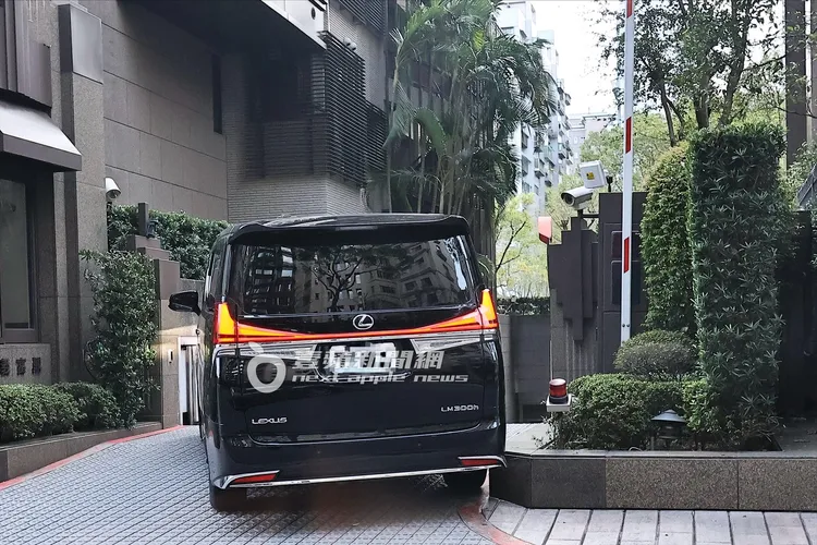 最後汪小菲、馬筱梅、汪希玥及2名保母一同返回信義區住處，座車下車道前還不慎擦撞路緣石，有些掉漆。特勤中心攝