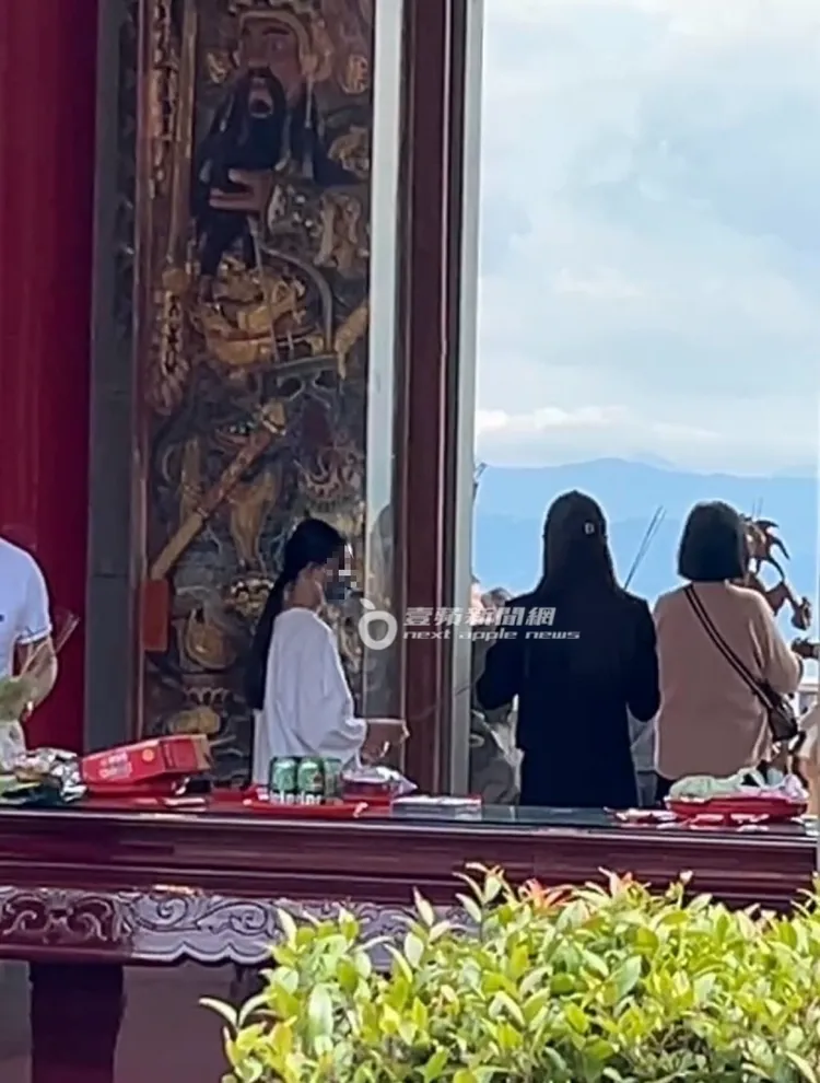 馬筱梅帶著汪希玥（左）走到天公爐拜拜。特勤中心攝