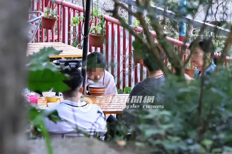 汪希玥看似食慾不錯，一口一口吃著豆花。特勤中心攝