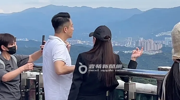 一到碧山巖時，汪小菲及馬筱梅站在景觀台上看風景不時談論。特勤中心攝