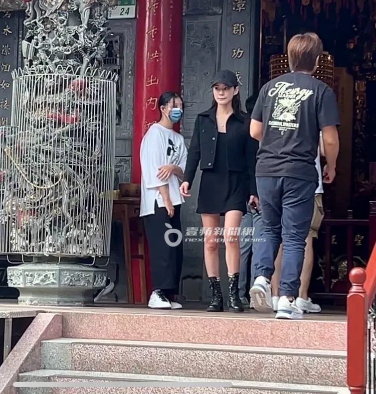 馬筱梅帶著汪希玥在碧山巖內參拜。特勤中心攝