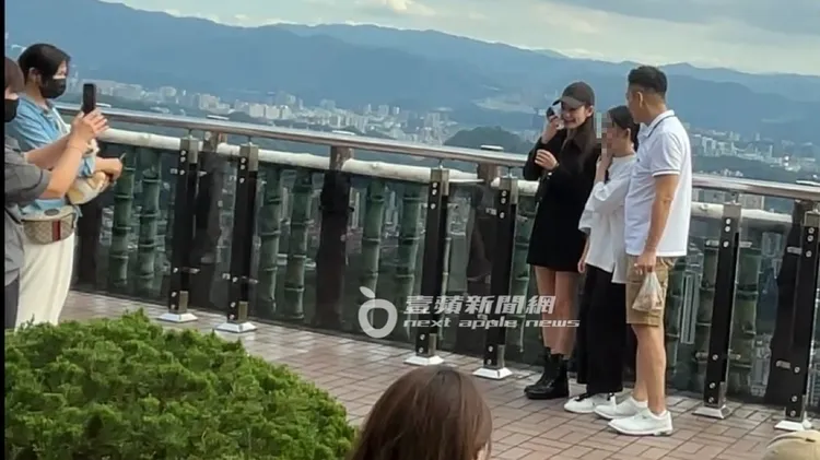 換保母接起手機幫3人一起合照，馬筱梅笑得開心。特勤中心攝