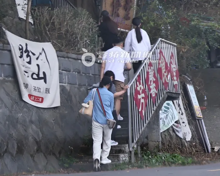 結束參拜行程後，一行人走樓梯上咖啡廳。特勤中心攝