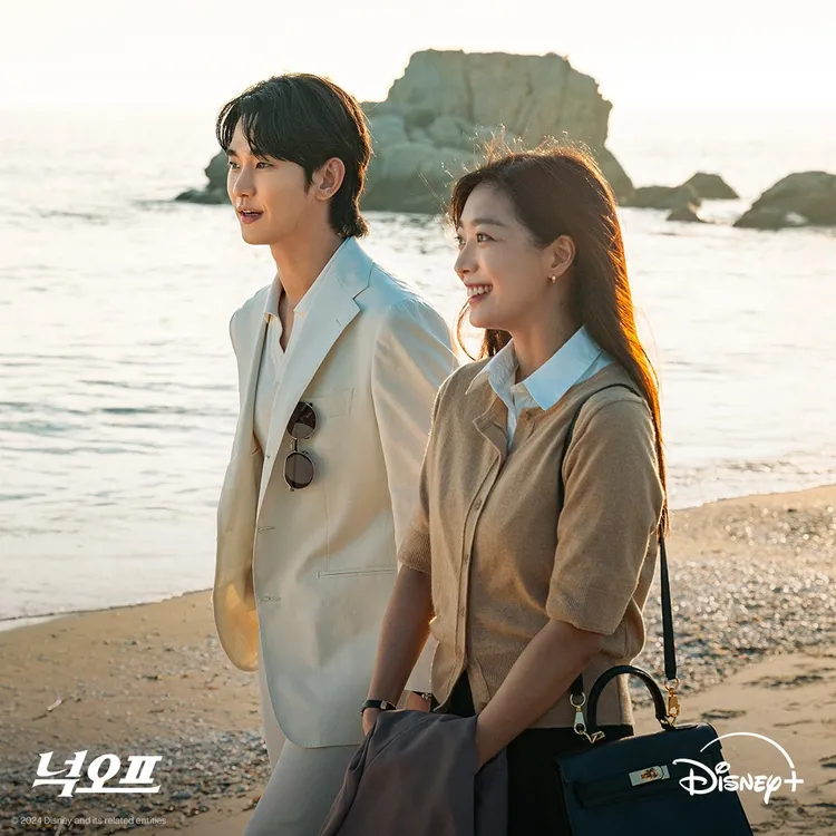 《山寨人生》因金秀賢（左）暫緩進度，曹寶兒慘被波及。翻攝Disney+