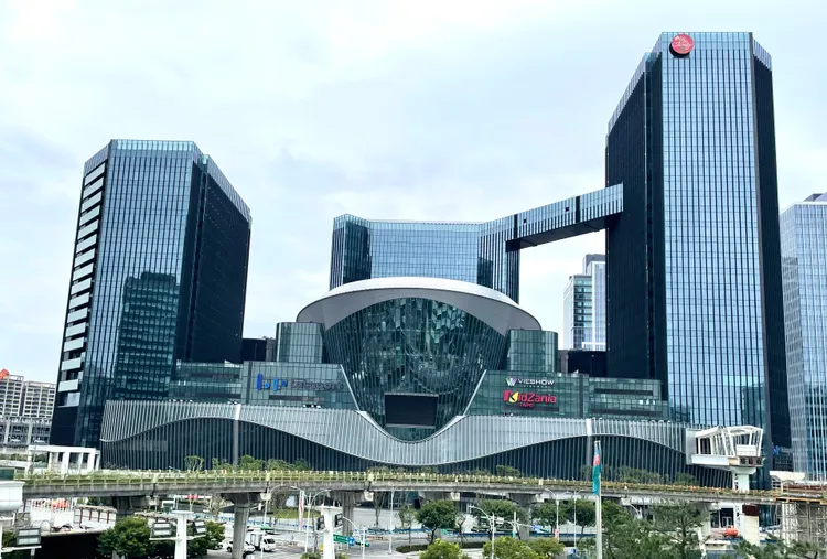 南港LaLaport試營運都是人，結果店沒開、鐵門自己降下來。三井提供