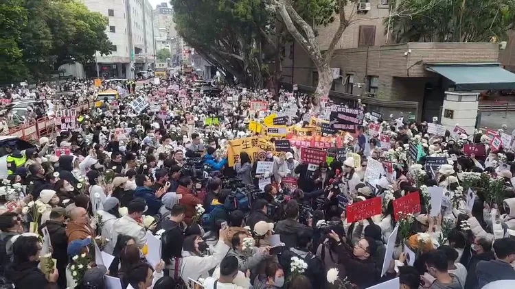 不少民眾今天開庭前集結在長沙街，呼籲民眾持續關注此案，還給剴剴一個公道。讀者提供