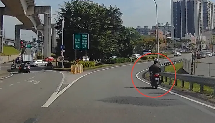 黑衣機車男騎下新屋交流道，最後消失在車陣當中，國道警方出動巡邏車已找不到。翻攝畫面