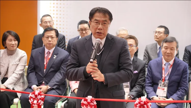 黃偉哲在東京食品展台灣館開幕式致詞。南市府提供