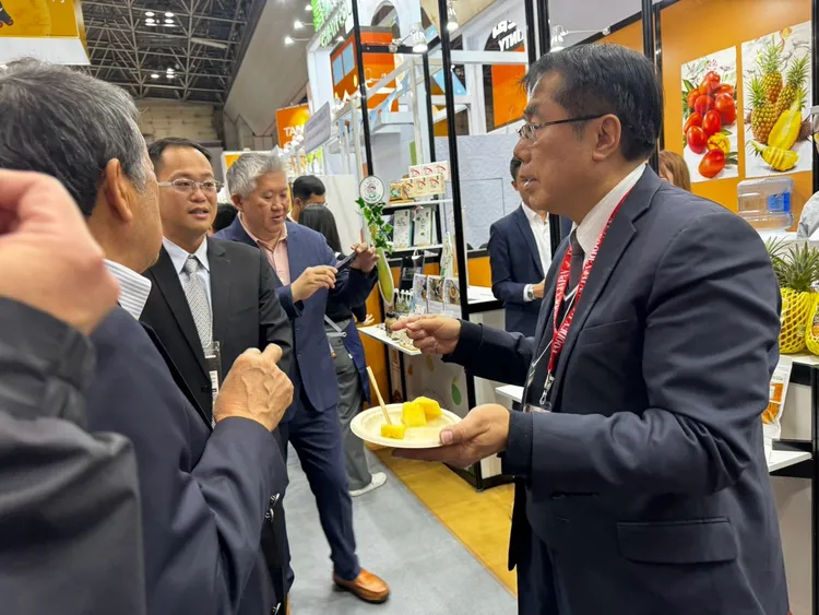 黃偉哲請現場人士品嘗鳳梨的鮮甜。南市府提供