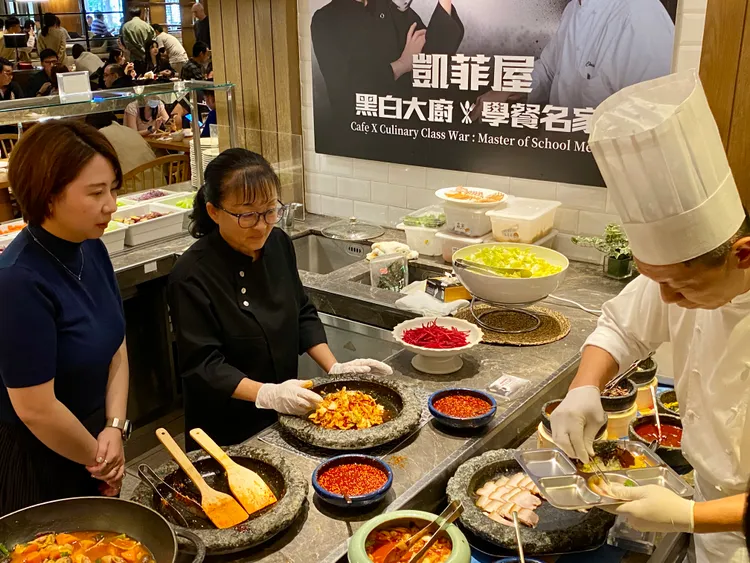 台北君悅凱菲屋吃到飽凱菲屋等餐廳，去年邀來韓國實境節目《黑白大廚》主廚在台神還原「鐵盤學餐」料理。 莊偉祺攝