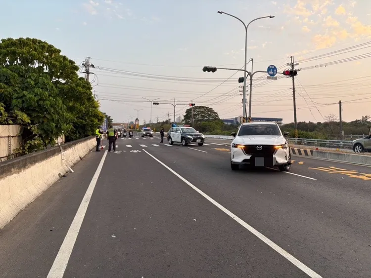 公車失控撞上汽車，又撞微電車，造成1死、1輕傷。翻攝畫面