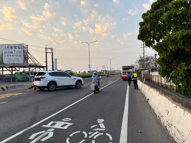 公車失控撞上汽車，又撞微電車，造成1死、1輕傷。翻攝畫面