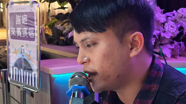 三十而立的柯孟軒音樂之路相當坎坷，甚至高中還重讀3年，但他始終不放棄，周杰倫與蕭敬騰兩位偶像給了他很大啟發。曾佳俊攝