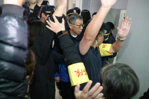 柯文哲奔喪！矯正署嚴密戒護　糾察隊高舉雙手祭出「人牆戰術」