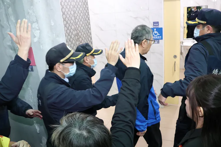 柯文哲奔喪，抵達現場時，小草們自主性地組成糾察隊，高舉雙手阻擋媒體。莊宗達攝