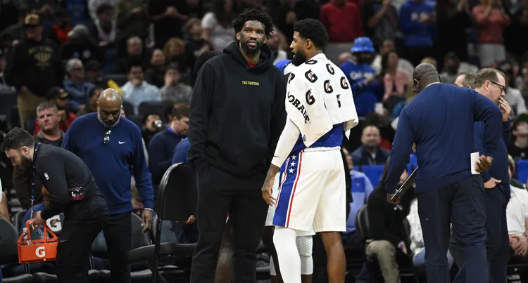 恩比德(中左)喬治(中)。美聯社