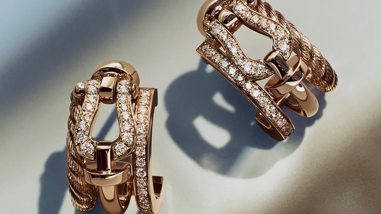 FRED全新「FORCE 10 RISE」系列耳環（半月型），玫瑰金鑲嵌鑽石。品牌提供