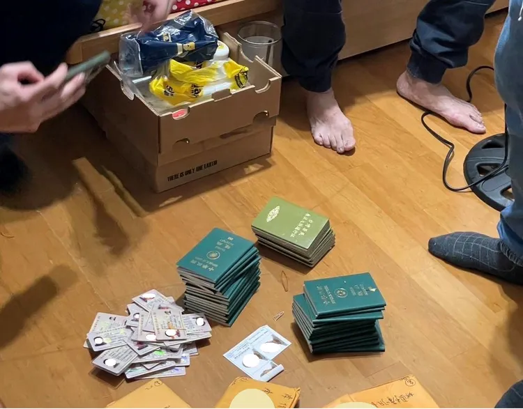 搜索扣得護照及台胞証。桃園地檢署提供
