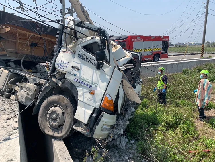 砂石車頭衝進路邊田裡。民眾提供