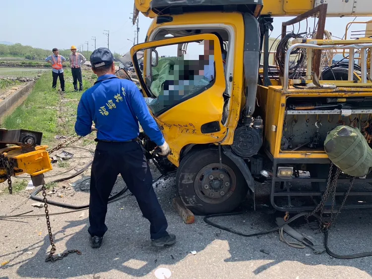 發生車禍的台電工程車。民眾提供