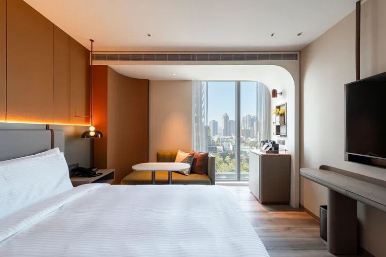 采寓全館配置美國席夢思名床。市府提供