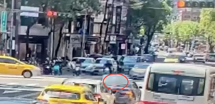 車頂被砸毀。翻攝畫面