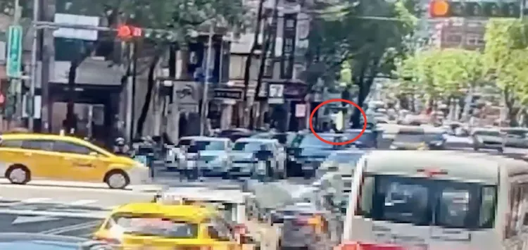 第二個石塊掉落。翻攝畫面